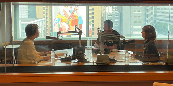 写真左からDJ玉ちゃん、三戸政和、足立佳奈